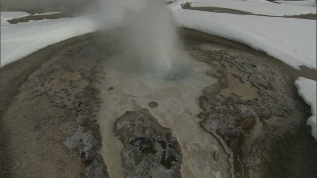 美国黄石国家公园热间歇泉池边的海藻席视频素材