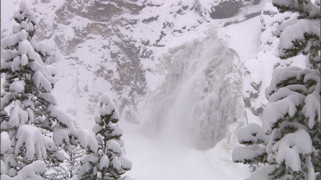 美国黄石公园雪域森林中的瀑布视频素材