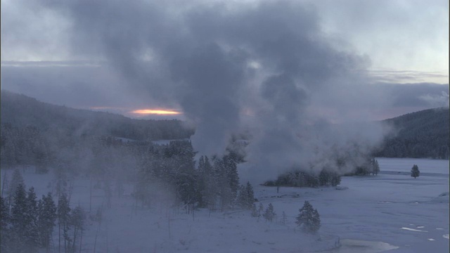 美国黄石公园，温泉的蒸汽从积雪的森林中升起视频素材