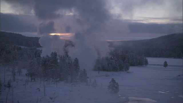 美国黄石公园，温泉的蒸汽从积雪的森林中升起视频素材