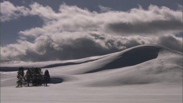 美国黄石公园，云在白雪覆盖的山丘上漂流视频素材