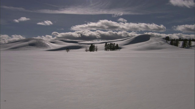 美国黄石公园，云在白雪覆盖的山丘上漂流视频素材