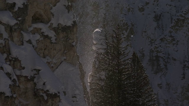 闪闪发光的冰晶落在雪峡谷，黄石，美国视频素材