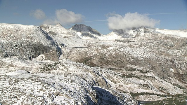 在贫瘠的雪山和山脉，黄石国家公园，美国视频素材