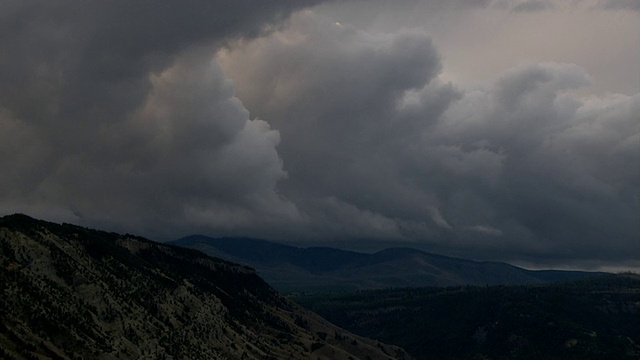 在雨云下的森林山丘上，美国黄石公园视频素材