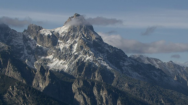 赛道上的雪山山峰，黄石，美国视频素材