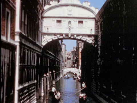 20世纪50年代，狭窄的运河和贡多拉+叹息桥(Ponte dei Sospiri)，意大利威尼斯视频素材