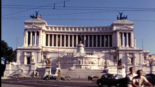 20世纪50年代广角拍摄Vittorio Emanuele纪念碑(国家祭坛)前面的交通/威尼斯广场，罗马视频素材