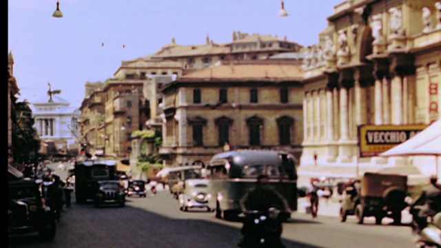 1949年，意大利罗马的城市街道上有公交车、卡车和摩托车视频素材