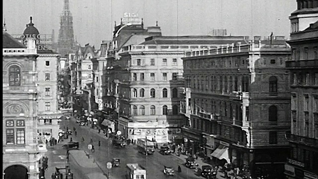 1930年代的高角度广角拍摄建筑+交通繁忙的城市街道/奥地利维也纳视频素材