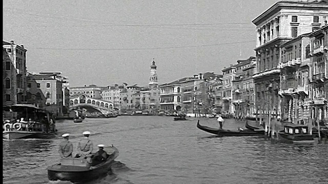 1930年大运河上的船景，背景是里阿尔托桥(Ponte di Rialto)，意大利威尼斯视频素材