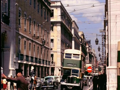 1960年代的双层巴士在城市街道转弯/电车出现在前景/葡萄牙视频素材