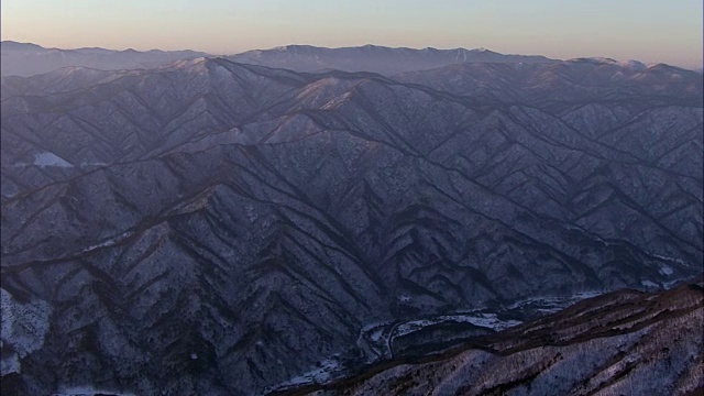 鸟瞰图雪覆盖雪山国家公园在早上视频素材