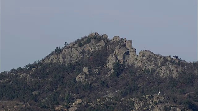 鸟瞰图玉石山与海景视频素材