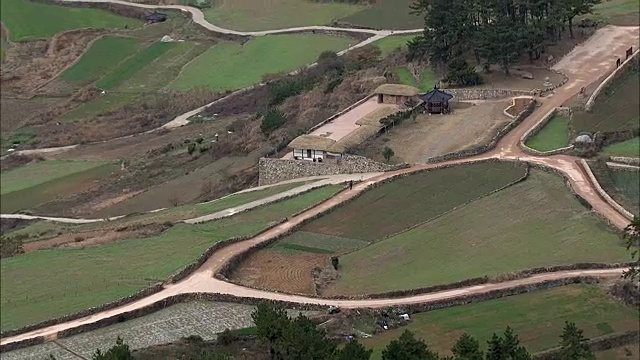 清山渡岛沿海村庄鸟瞰图视频素材