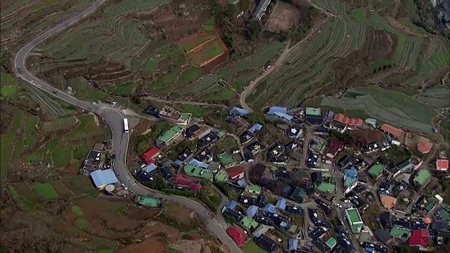 南海根海岸村庄鸟瞰图视频素材