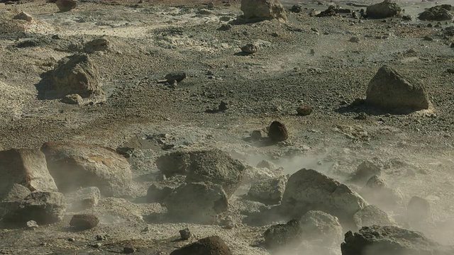 在冰岛的雷克雅内斯半岛，蒸汽从地下涌出。视频素材