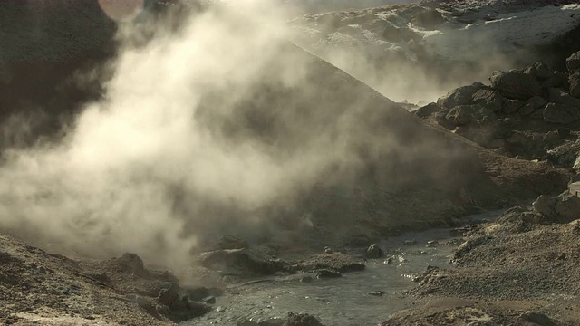 在冰岛的雷克雅内斯地热区，蒸汽从地下流出。视频素材