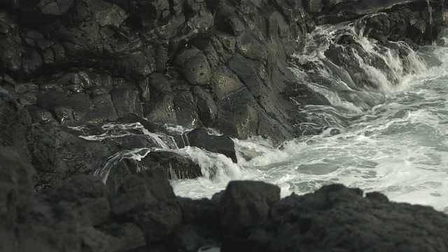 海浪翻滚着冲击着冰岛海岸的玄武岩。视频素材