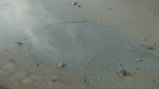 在冰岛的雷克雅内斯半岛，一个地热岩石池冒着气泡。视频素材