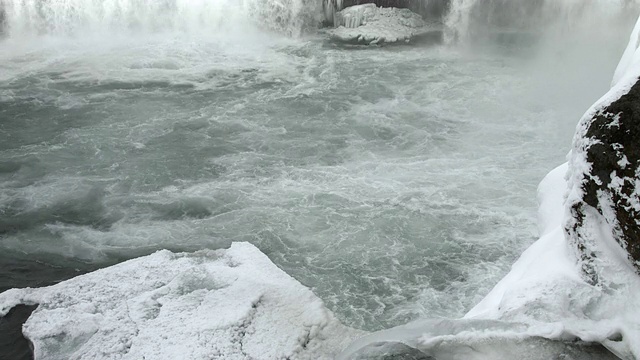 水流过神仙瀑布流入一个大水池。视频素材