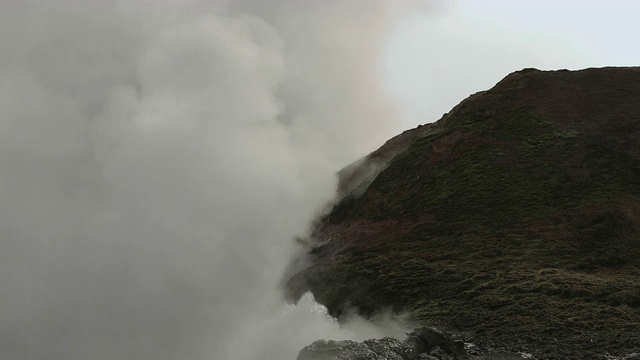 沸腾的水在地热池中冒泡。视频素材