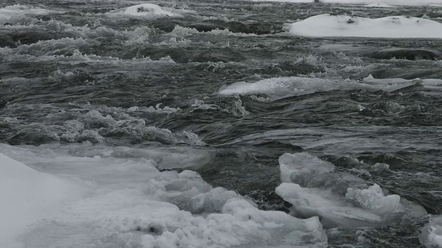 水从冰块上流过。视频素材