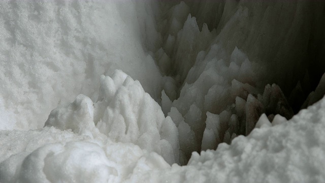 水滴在山洞里的雪堆上。视频素材