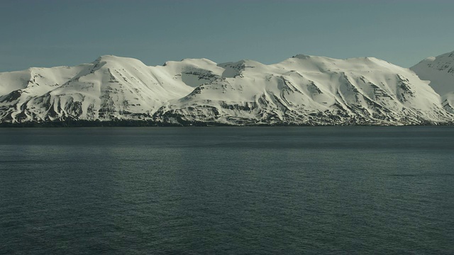 冰岛北部海岸白雪覆盖的山脉的长镜头。视频素材