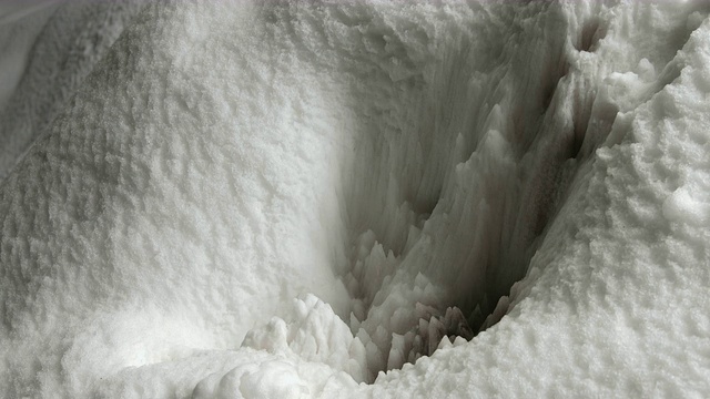 水滴在山洞里的雪堆上。视频素材