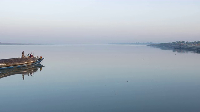 夕阳和黄昏倒映在孟加拉国北部平静如玻璃的贾穆纳河上视频素材