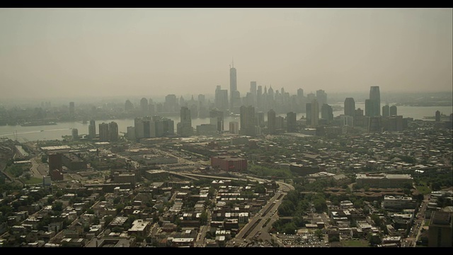 空中接近泽西城曼哈顿的朦胧市中心视频素材