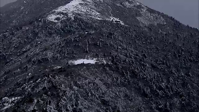 鸟瞰图雪覆盖的香角峰在德岳山国家公园视频素材