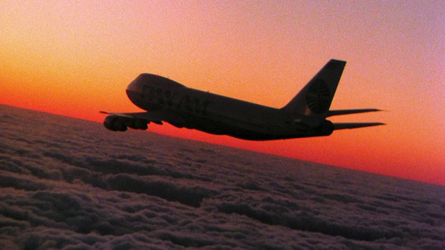 空中跟踪拍摄747飞机在日出/日落时飞过云海视频素材