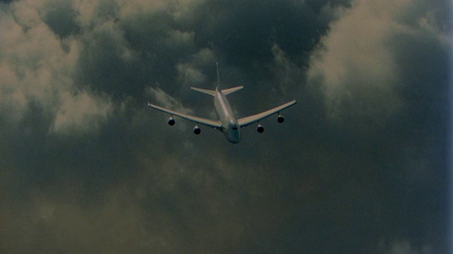 高空高角747喷气式飞机高速飞越云层+水面视频素材