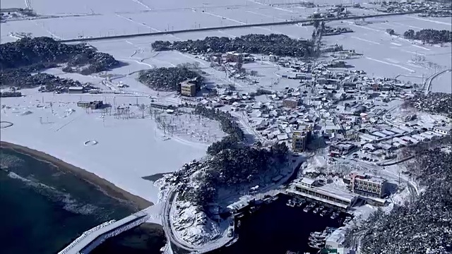 东海附近白雪覆盖的稻田鸟瞰图视频素材