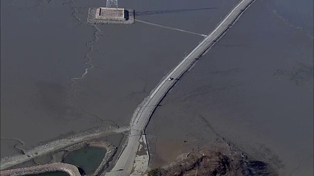 鸟瞰图泥滩道路连接Jebudo岛视频素材