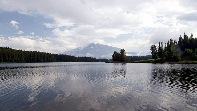 班夫湖和山分层时间流逝与云视频素材