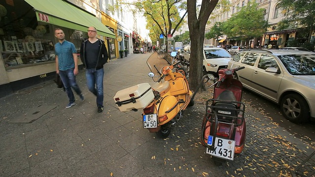 柏林-伯格曼大街的克罗伊茨贝格街景视频素材