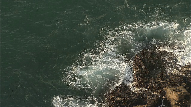 海浪撞击岩石。视频素材