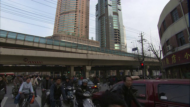 在中国，行人和交通共享一条繁忙的街道。视频素材