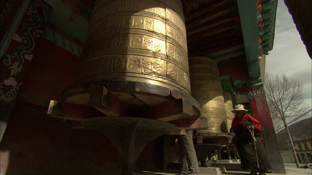 在西藏的一座寺庙里，信徒们转动着祈祷轮。视频素材