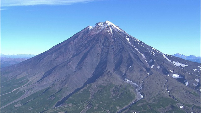 堪察加半岛的火山顶上可以看到雪帽。视频素材