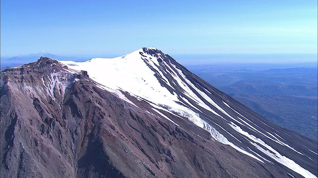 雪覆盖着科利基亚火山的山顶。视频素材