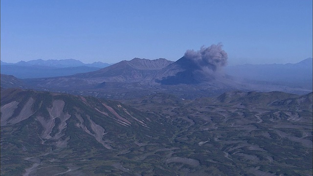 堪察加半岛的一座火山喷出火山灰。视频素材