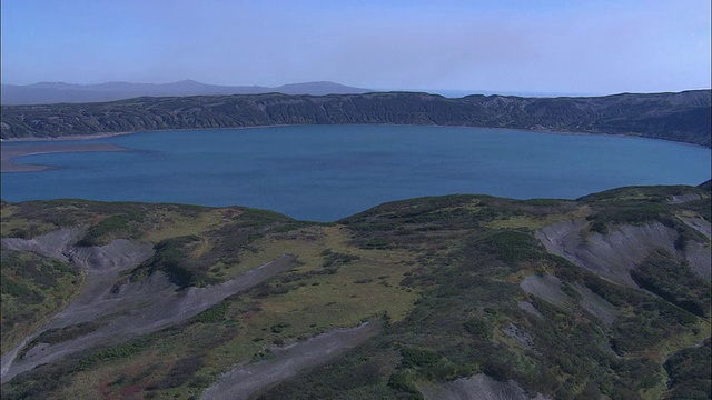 堪察加半岛的一个火山口充满了水。视频素材