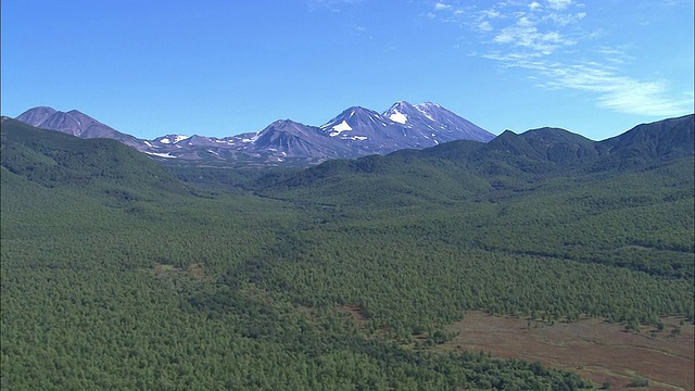 堪察加半岛上，白雪覆盖的山脉与山谷接壤。视频素材