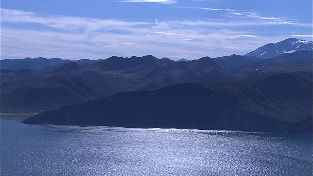 群山耸立在一条平静的河流之上视频素材