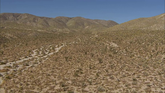 干旱的山谷通向多山的地平线。视频素材