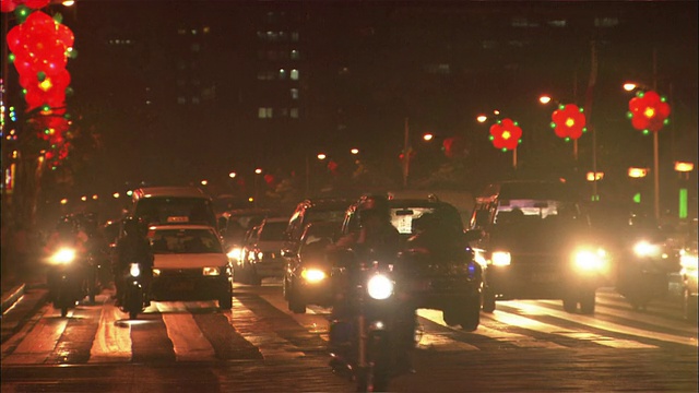 夜间交通繁忙的十字路口。视频素材